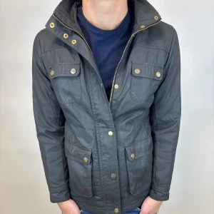 Field jacka - Hej, säljer nu denna väldigt snygga och eftertraktade Field jackan som är perfekt nu till hösten/ vintern! Storlek S Bra skick  Fraktas spårbart vis Instabox, PostNord eller bring!  Vid minsta lilla fundering så är det bara att höra av sig! 