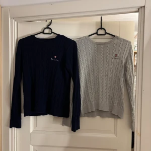 Bondelid stickade tröjor marinblå/grå - Grå och Marinblå stickade tröjor från Bondelid i st S. Skriv vid köp av en separat. 600kr nypris styck 150kr/st