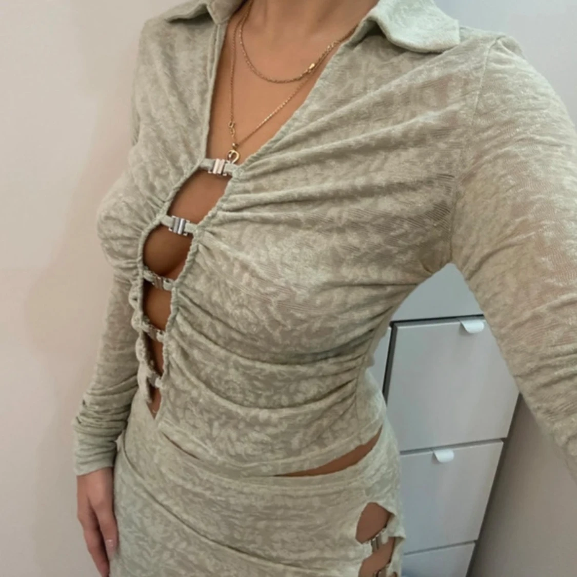 Ljusgrönt set med cut-outs - 1