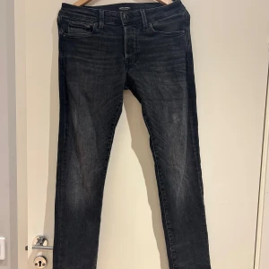 Jack & Jones slim fit jeans  - Slim fit jeans från Jack & Jones. Mycket bra skick. Storlek midja: 29. Storlek benlängd: 30. 