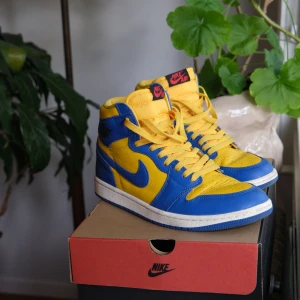 JORDAN 1 RETRO HIGH OG REVERSE LANEY - Gula och blå jordans i fint skick. 
