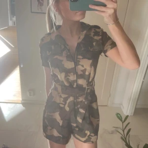 Militär jumpsuit  - Säljer en oanvänd militärdräkt från Buttericks, perfekt för halloween, helt oanvänd då jag köpte 2 storlekar och behöll den andra. Det som tillkommer är inte allt på bild 2 utan dressen + keps. köptes för 349 så säljer för 250, kan kompromissa! Kan fraktas imorhon🙌🏻