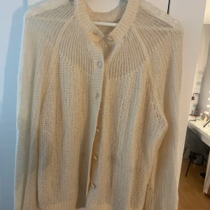 Vit stickad kofta med knappar - Säljer en jättefin stickad kofta från Zara! Koftan är i väldigt bra skick och knappt använd💕