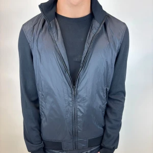 Cardigan - Hej, säljer nu denna väldigt snygga och eftertraktade cardigan jackan som är perfekt nu till hösten/ vintern! Storlek M  Bra skick  Fraktas spårbart vis Instabox, PostNord eller bring!  Vid minsta lilla fundering så är det bara att höra av sig! 