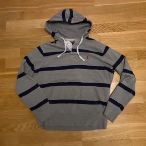 Polo Ralph lauren hoodie - Säljer nu en riktigt fet ralph lauren hoodie i toppen skick. Inga defekter, skriv för fler bilder eller om ni har frågor!!🙌