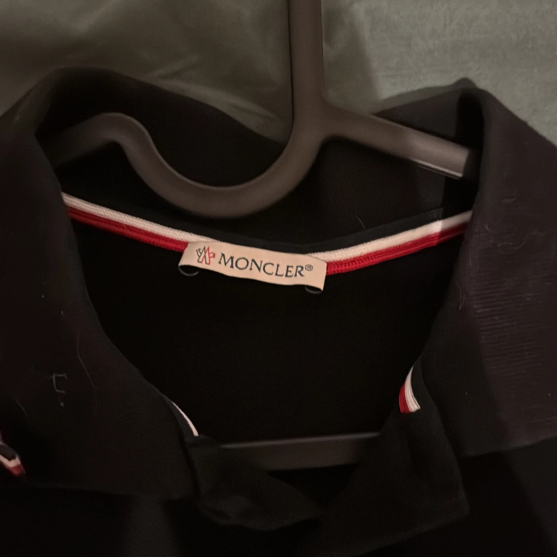 Svart Moncler pikétröja med röd/vit kant äkta  - 1