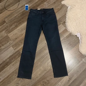 Mörkblå raka jeans från Jack & Jones - Snygga mörkblå jeans från Jack & Jones med klassisk femficksdesign och raka ben. Jeansen har normal passform och är tillverkade i ett mjukt bomullsmaterial med lite stretch för extra komfort. Perfekta för dig som gillar en stilren och enkel look. Sprillans nya Jeans från Zalando, påse och allt original tillkommer