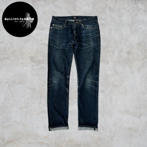A.P.C selvedge jeans - A.P.C selvedge jeans i W28/L32 (passar även W29). Rå japansk denim med lätt fade och unik karaktär, fortfarande stela som ny men med snygg början på patina. Klassisk passform och kvalitet som bara blir bättre med tiden. Svåra att hitta detta skick sådan patina.                                 ~ Pris 1 395 kr. Hör av dig för mått eller andra frågor. Alla följare får rabatt så följ!