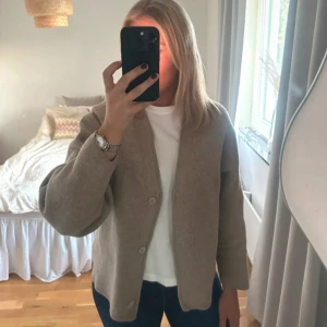 Dagmar kofta med knappar - Säljer denna Dagmar kofta, perfekt till hösten. Endast en defekt på lappen inuti i koftan🩷