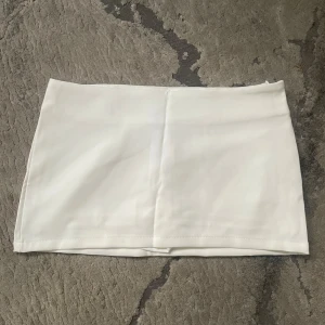 Vit kortkjol i stretchigt material - säljer💕💕 helt oanvänd