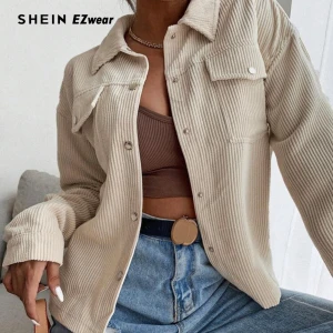 Beige manchester overshirt från SHEIN - Stilren beige overshirt i manchester från SHEIN med klassisk krage, bröstficka och knappar framtill. Perfekt att slänga över en crop top eller t-shirt för en chill och trendig look.