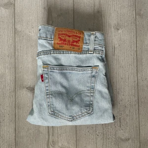 Levi’s Jeans - Tja, säljer dessa Levi’s jeans i modellen 505. Storleken på jeansen ligger på 30/32. Bra skick med små tecken på användning!