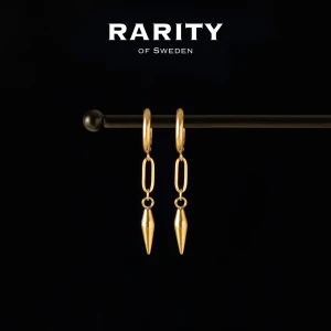 Belle Earring - Gold: Guldiga örhängen med nitar - Otroligt snygga örhängen med nitar i rostfritt stål!! Örhängena är i fin guldig färg och passar så bra för att piffa upp en outfit och lägga till en extra detalj🪽Likt alla andra våra smycken tål dessa örhängen vatten och håller sitt glans länge!! Vid frågor eller funderingar - välkommen att skriva till oss🪽