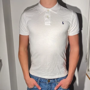 Vit Polo Ralph Lauren Piké - En sprillans ny äkta raplh lauren piké, helt oanvänd. Finns inga skador eller defekter. Storleken är 14-16 år Kille.   Modellen är 175cm, 64 kg