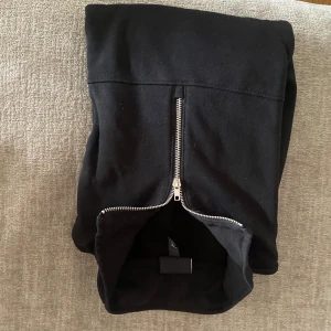 Svart half zip  - Svart snygg half zip tröja. Den har inga defekter och är i stort sätt aldrig använd. Hör av er vid frågor 🙌🏼