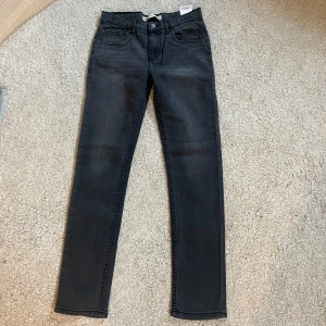Levis Jeans kille storlek 16A - Fina levis jeans i storlek 16A 176 CM. Jeansen är i nyskick och aldrig använda, kontakta mig vid frågar. Pris går att diskutera