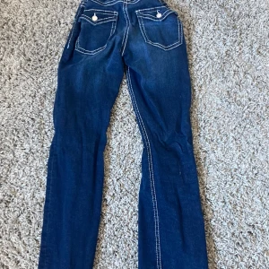 Blå bootcut jeans från Gina Tricot - Säljes dessa jeans från gina young i stl 164. De är i mycket fint skick då de knappt är använda. 250kr+frakt. 