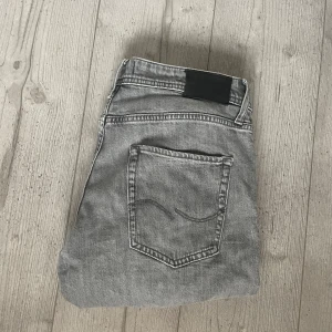 Jack and Jones Jeans - Tja, säljer dessa Jack and Jones jeans i modellen Tapered/Mike. Storleken på jeansen ligger på 31/32. Bra skick med små tecken på användning!