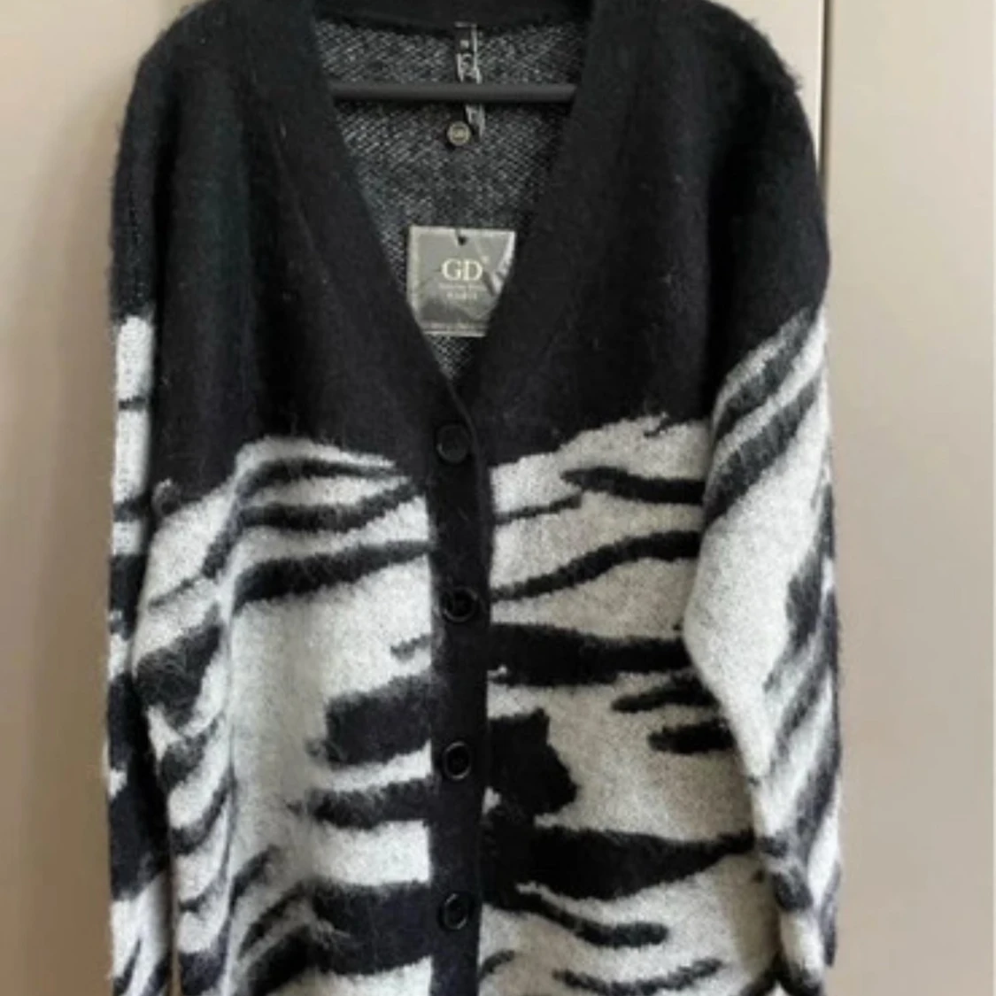 Stickat kofta   med djurmönster NY med prislappen 