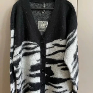 Stickat kofta   med djurmönster NY med prislappen  - Säljer en supermjuk stickad kofta och har en loose passform . Perfekt för dig som vill sticka ut med ett coolt djurmönster i höst och vinter.