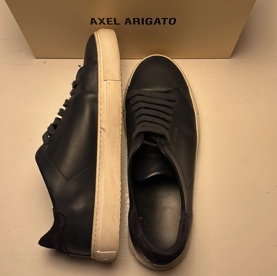 Svarta sneakers från Axel Arigato - 2