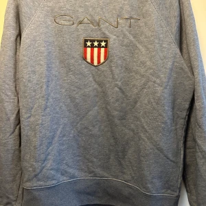 Blå sweatshirt från GANT - Snygg blå sweatshirt från GANT