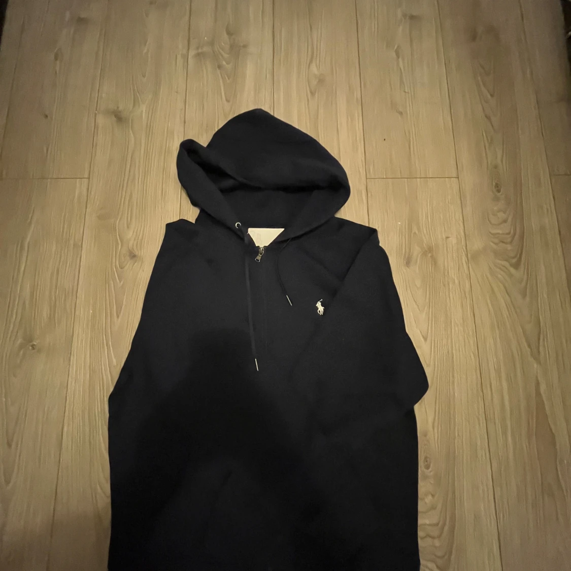 Mörkblå hoodie med häst