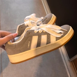 Adidas Campus grå sneakers - Säljer ett par Adidas Campus sneakers i grå. Super sköna men kommer tyvärr ej till användning 😕