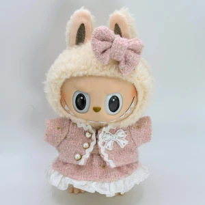 Jättefin dress & rosette till Labubu & Lafufu  - Superfin och klassig dress till Labubu & Lafufu’s 17cm  The Monsters mjukisarna Det är en liten ljusrosa tweed jacka med pärlemo knappar, spets och rosette & en matchande kjol med volang Till det en tillhörande söt rosette! Allt är som nytt i perfekt skick och i jättefin kvalitet  Labubu ingår ej/No doll included/Labubu is not included