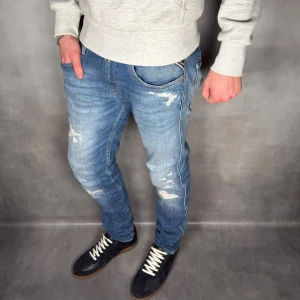 Replay Anbass - - Replay Anbass — Storlek 31/32 — 9/10 - Bra skick utan skavanker — Inkluderat - Jeans — Retail 2000kr — Modellen är 180cm, 65kg