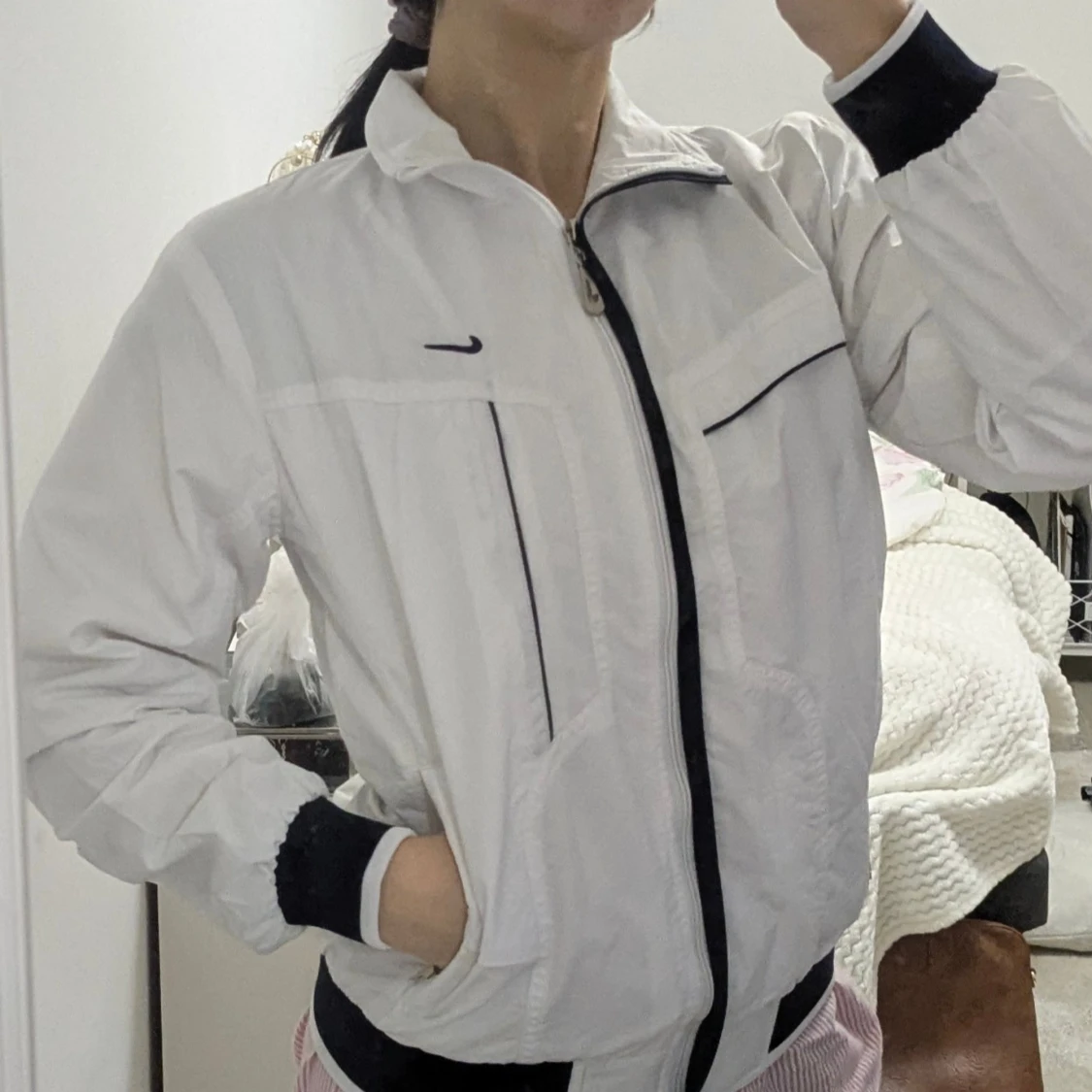 Vit vindjacka från Nike med marinblå detaljer - 1