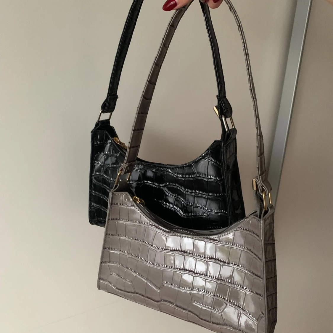 Grå och svart axelväska med krokoprägling - 1