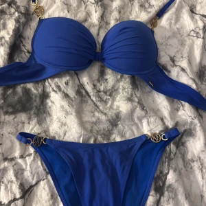 Blå bikini från newyorker med gulddetaljer - Blå bikini från newyorker 