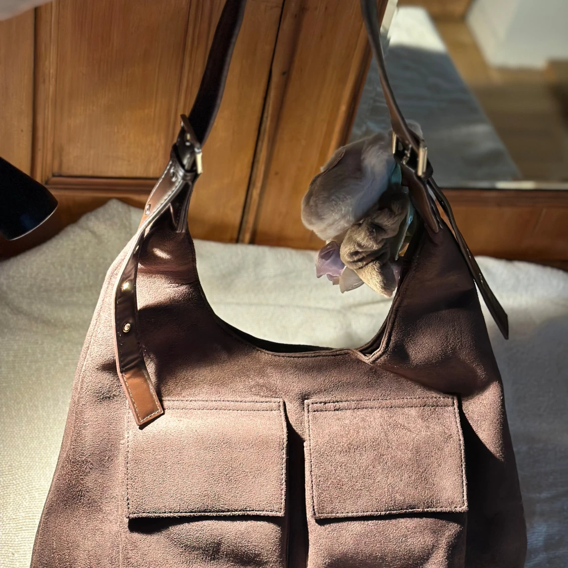 Brun mocka axelväska med fickor - 2