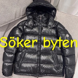 Svart Moncler pufferjacka med huva - Söker byten pm för fler bilder