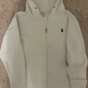 Vit hoodie från Polo Ralph Lauren - Vit hoodie från Polo Ralph Lauren med dragkedja, Perfekt för chill dagar och enkel att matcha med jeans eller joggers. Den är äkta✅M.v.h Alex