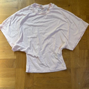 Ljusrosa oversized t-shirt🌟 - Säljer en ljusrosa oversized t-shirt med rund hals och korta, vida ärmar. Toppen är gjord i mjuk bomull och har en enkel, clean look som är lätt att styla. Perfekt för dig som gillar avslappnade och trendiga plagg.