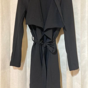 Snygg kofta str XS-M FriFrakt - Fin skick använt få gånger passar XS-M då man kan justera passformen 😊