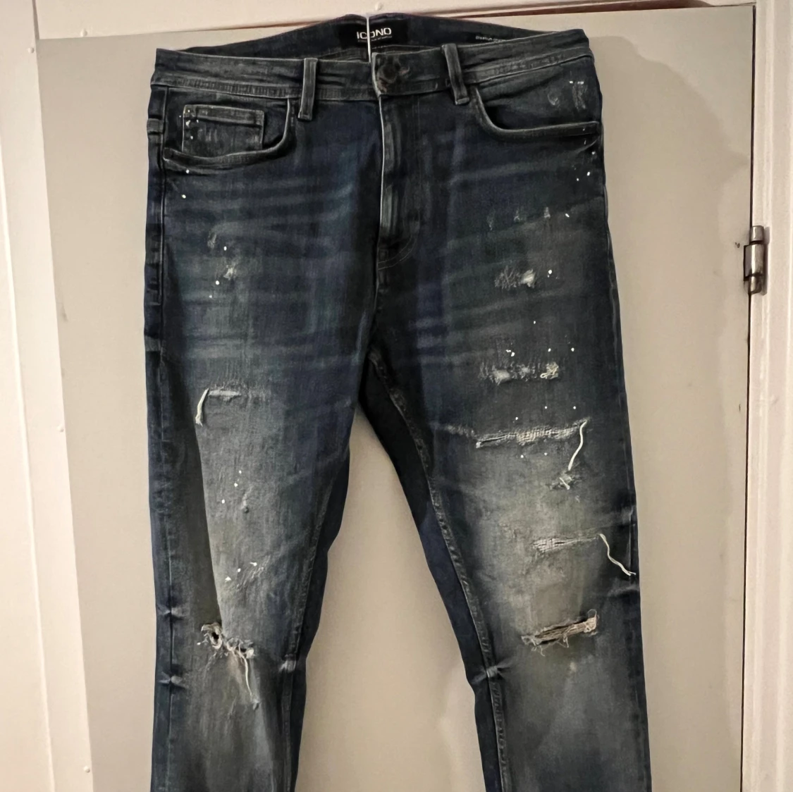 Blå slitna jeans från Icono - 1