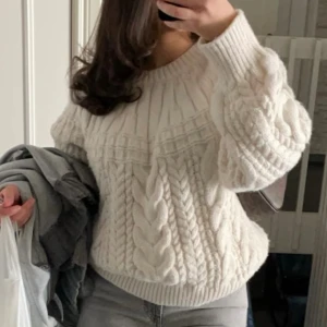 Vit stickad tröja - Vit stickad tröja i M men liten i storleken