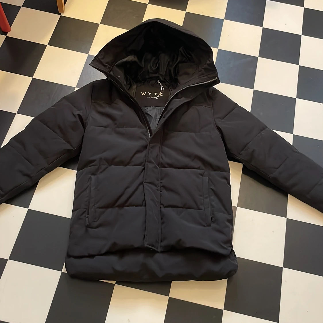 Svart pufferjacka från WYTE med huva