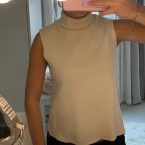 Beige topp zara - Säljer denna superfina beiga topp från zara med polo och utan ärmar. Perfekt nu till hösten och är i mycket fint skick.💖