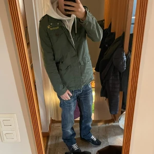 Fieldjacket - Riktigt fet fieldjacket | storlek 164 men jag är ca 173 | bra skick förutom svarta limstreck på en av fickorna, går säkert stt ta bort | skriv vid funderingar och dkicka gärna bud!