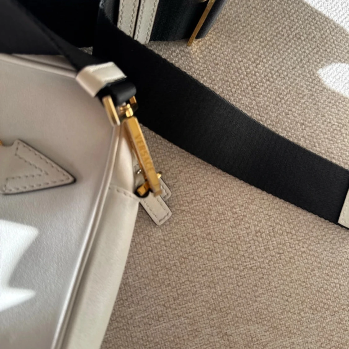 Vit axelväska från Versace i skinn - 1