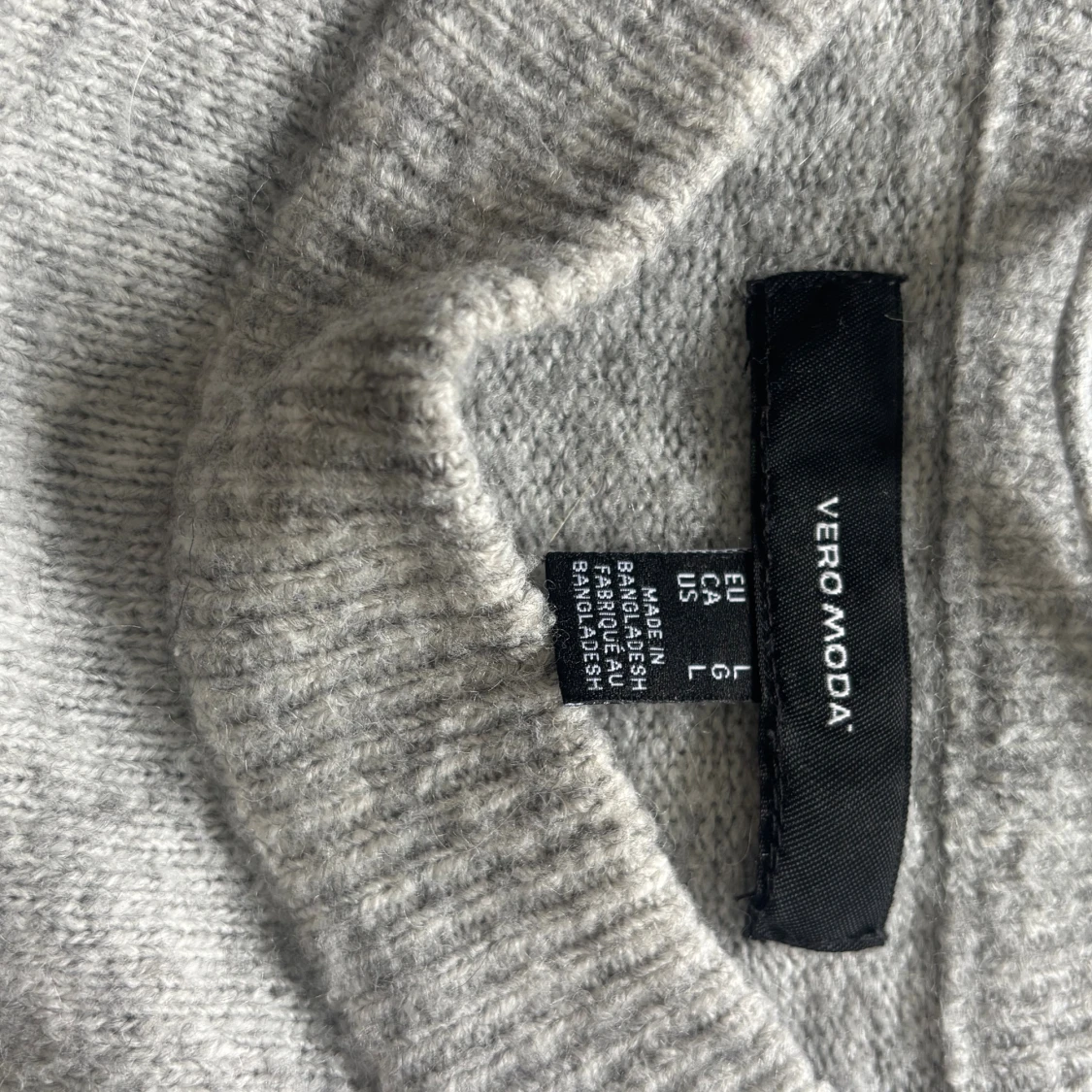 Grå stickad tröja - 1