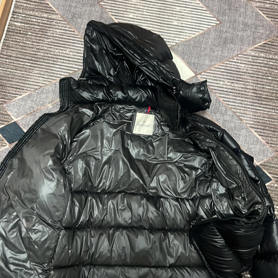 Svart Moncler dunjacka med huva