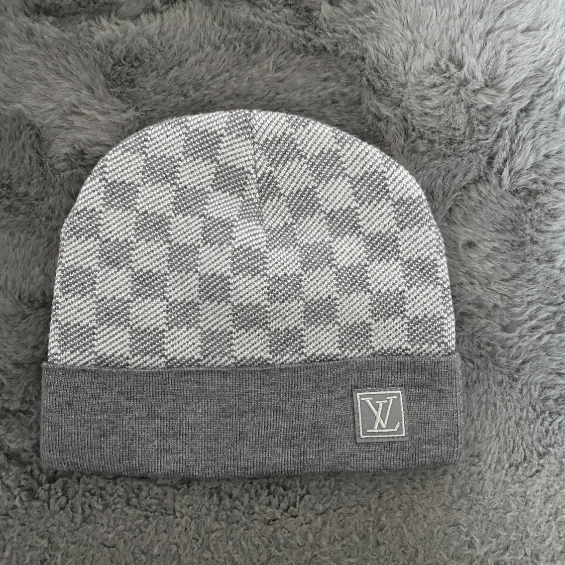 Grå rutig mössa med logo