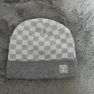 Grå rutig mössa med logo - Oanvänd grå rutig mössa med logo