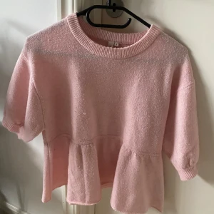 Ljusrosa stickad tröja från Nelly - Säljer en söt stickad T-shirt från Nelly den här inte kommit till så mycket användning då den är för stor för mig