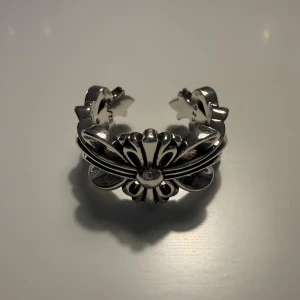 Chrome Hearts Ring - Size 10. 23,5 Elegant hantverk med lyxig känsla Robust vikt och hög detaljnivå För dig som vill ha stil och edge till rätt pris  Stainless steel Vid köp av två av mina ringar 350kr 
